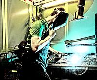 Un homme qui travaille dans la soudure