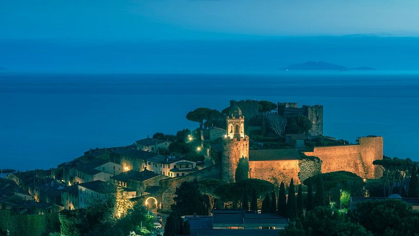 Blaue Stunde über Castiglione della Pescaia, Toskana von Stefano Orazzini