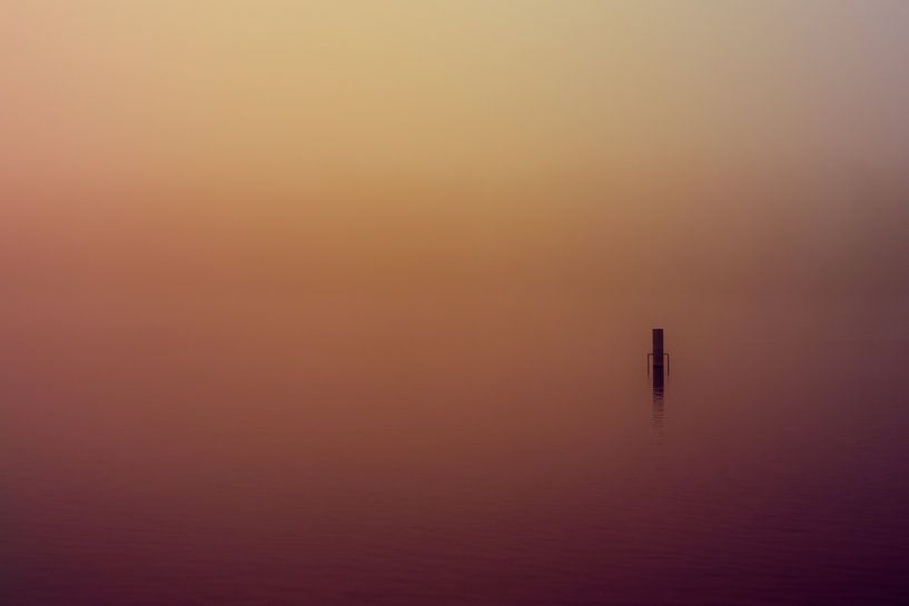 Paars en Oranje Mist over de Rijkerswoerdse Plassen von Robert Wiggers