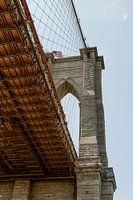 Blick von unten auf die Brooklyn Bridge