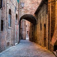 Goldenes Licht in der Gasse