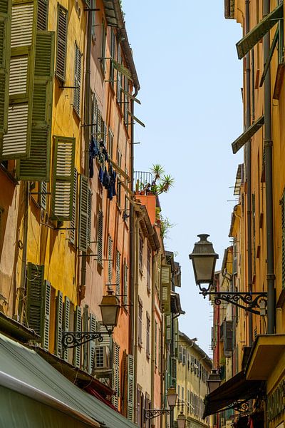 Straßenansicht in Nizza, Frankreich, an einem Sommertag. von Sjoerd van der Wal Fotografie
