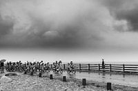 Peloton op Afsluitdijk, zwart wit
