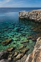 Blick durch das Wasser auf die Küste Menorcas