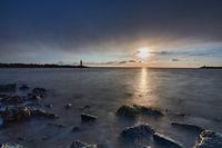 la mer contre les rochers