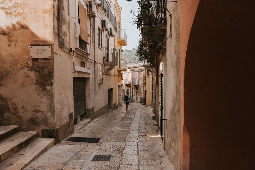 Promenade dans les vieilles rues de Ragusa, Sicile Italie par Manon Visser