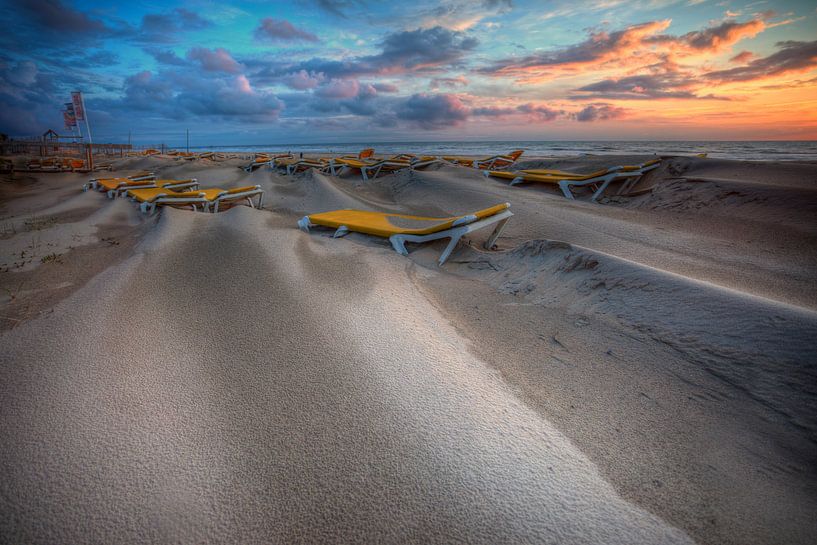At the beach von Richard Marks