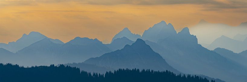Panorama du silence - Lever de soleil sur les montagnes de Tannheim par Walter G. Allgöwer