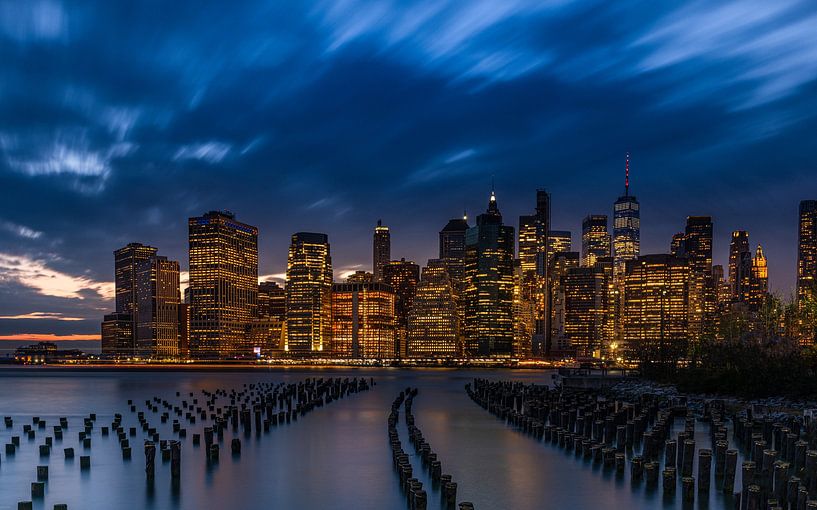 Skyline von New York City mit blauem Himmel von Ton van den Boogaard