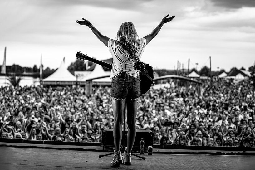 Sängerin auf der Bühne beim Festival von Chantal Sloep
