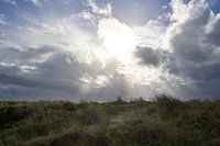 Dunkle Wolken und Sonnenlicht