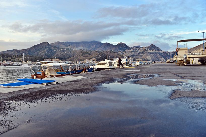 Der Abendhimmel spiegelt sich am Hafen von Giardini Naxos von Silva Wischeropp