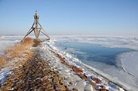 Leuchtturm am zugefrorenen IJsselmeer