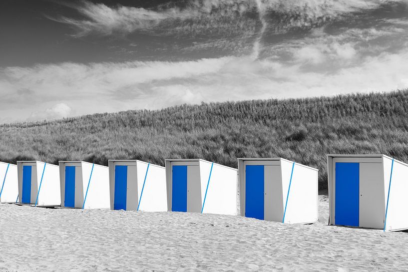 Weiße und blaue Strandhäuser auf dem Strand von Sjoerd van der Wal Fotografie