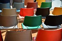 Kleurige stoelen Kunsthal Auditorium 2 