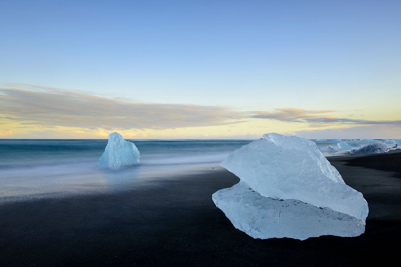 Lavé vers le haut du bloc d'iceberg à la plage volcanique par Sjoerd van der Wal Photographie