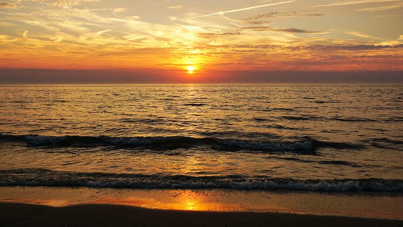 Zee, zon en strand by Dirk van Egmond