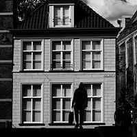 Silhouette d'un homme avec un sac à provisions sur Oude Delft