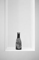 Vase noir texturé en noir et blanc