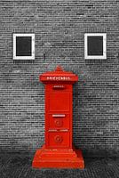 Roter Briefkasten Wand in schwarz weiß