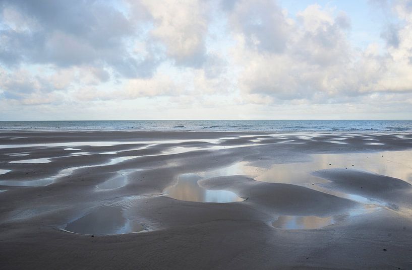 Structures et reflets du ciel nuageux sur la plage de Wissant (Côte d'Opale, France) par Birgitte Bergman