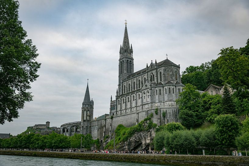l'une des églises de Lourdes où se rendent les pèlerins en France par ChrisWillemsen