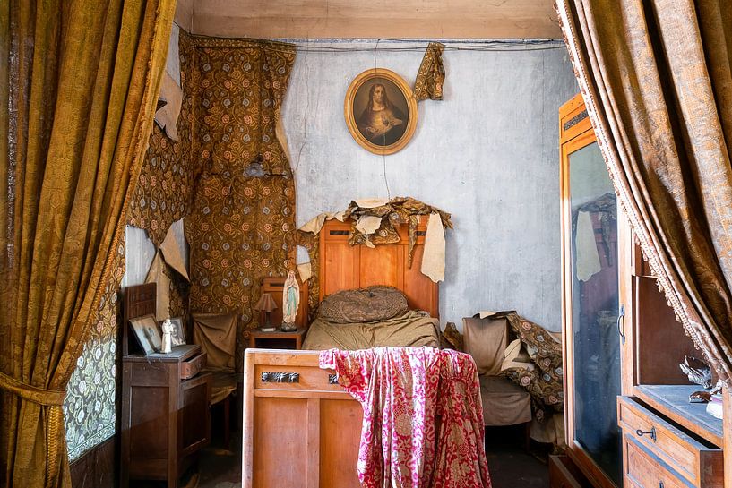 Abandoned Antique Bedroom. by Roman Robroek - Photos of Abandoned Buildings