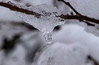 Le gel nocturne fait geler la neige en train de fondre