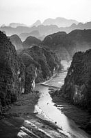 Zwart-wit foto van een heuvelachtig uitzicht in Tam Coc Vietnam