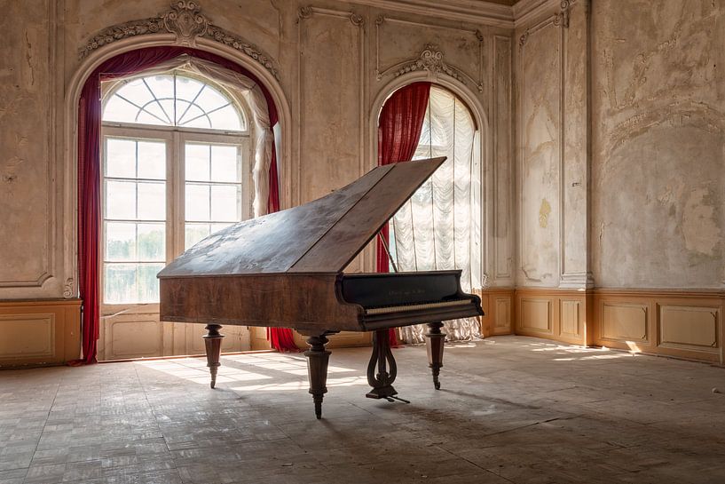 piano abandonné dans un château abandonné par Gentleman of Decay