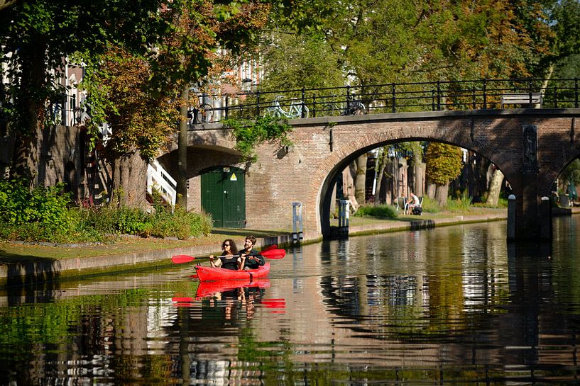 Kanufahren auf der Oudegracht in Utrecht in der Nähe der Geertebrug-Brücke von In Utrecht