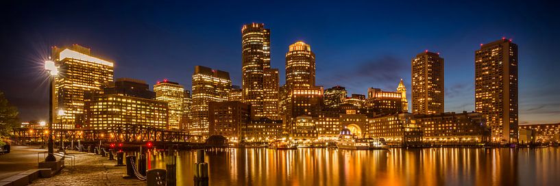 BOSTON Fan Pier Park &amp; Skyline le soir | Panorama  par Melanie Viola