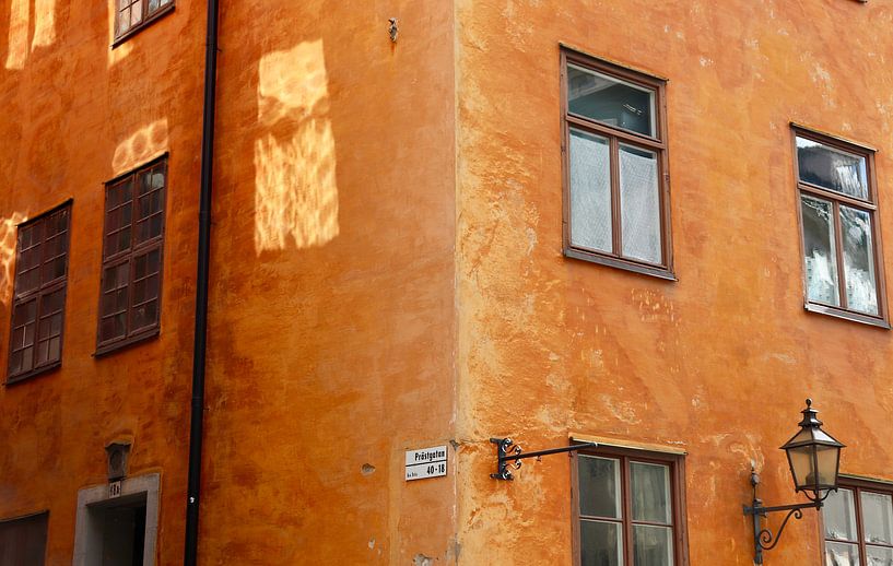 Schaduwspel in Gamla Stan, Stockholm by Julia Wezenaar