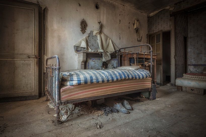 Bett verlassenes Haus von Kelly van den Brande