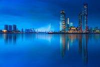 La ligne d'horizon de Rotterdam à l'heure bleue ...