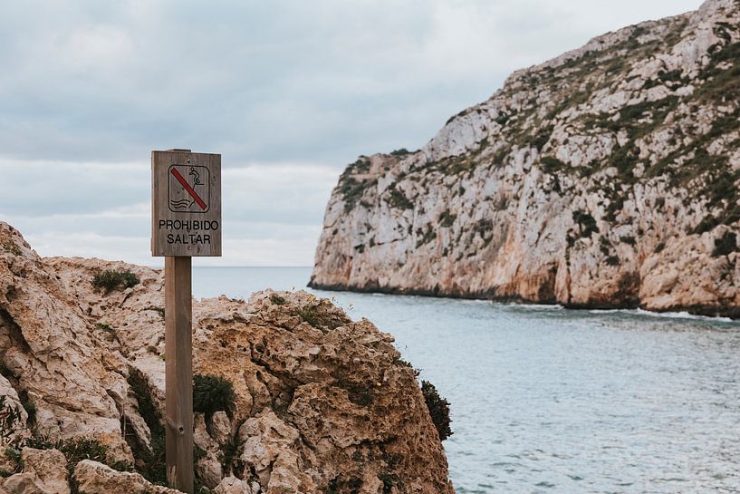 Baignade interdite - baie de Cala Granadella à Jávea, Espagne par Manon Visser