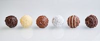 Chocolade truffels op een rij