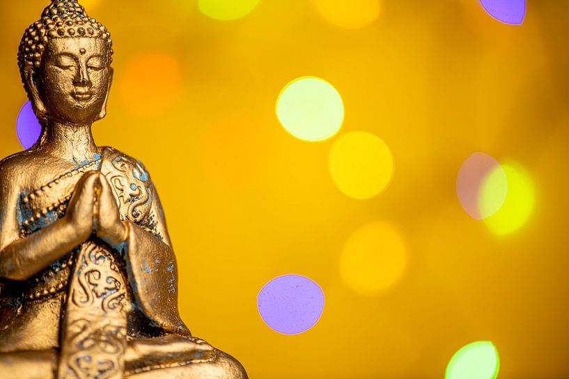 Goldener Buddha vor gelbem Lichtkreis von Alexander Baumann