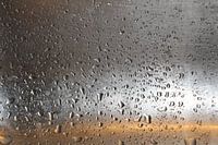 Kondenswassertropfen auf einem mit Wasser gefüllten Glas