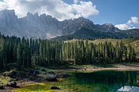 Lichteinfall über den Dolomiten am Karersee