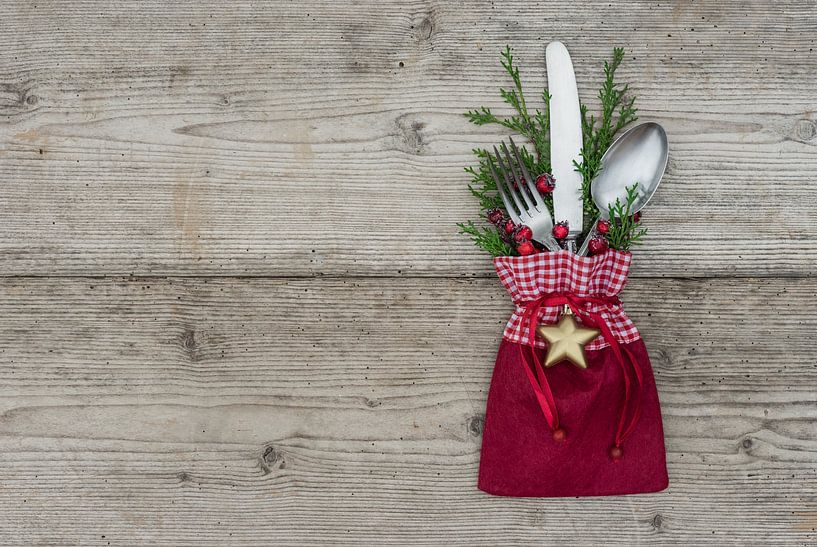 Gedeckter Weihnachtstisch mit Dekoration von Alex Winter