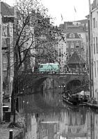 Schwarz-Weiß-Foto der Oudegracht in Utrecht mit grünem Bus