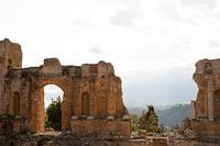 Doorkijk door oud theater Taormina.