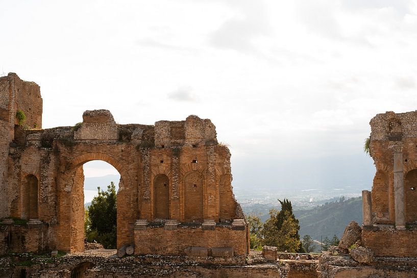 Blick durch das alte Theater von Taormina. von Fotograaf Elise
