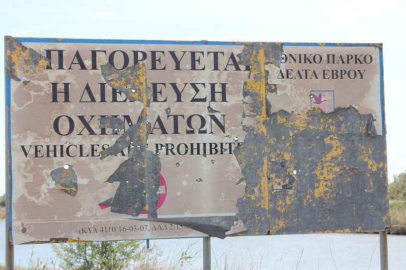 Älteres Durchfahrtverbotschild mit Einschusslöchern Evros Delta - Griechenland von ADLER & Co / Caj Kessler