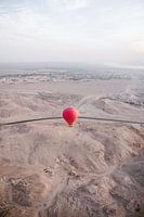 Rode Luchtballon zonsopkomst Tempels met weg Luxor, Egypte