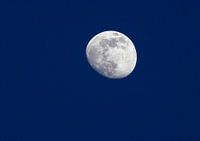 La lune dans le ciel nocturne
