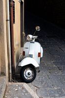 Mooie oude Vespa scooter in een sfeervol Italiaans steegje