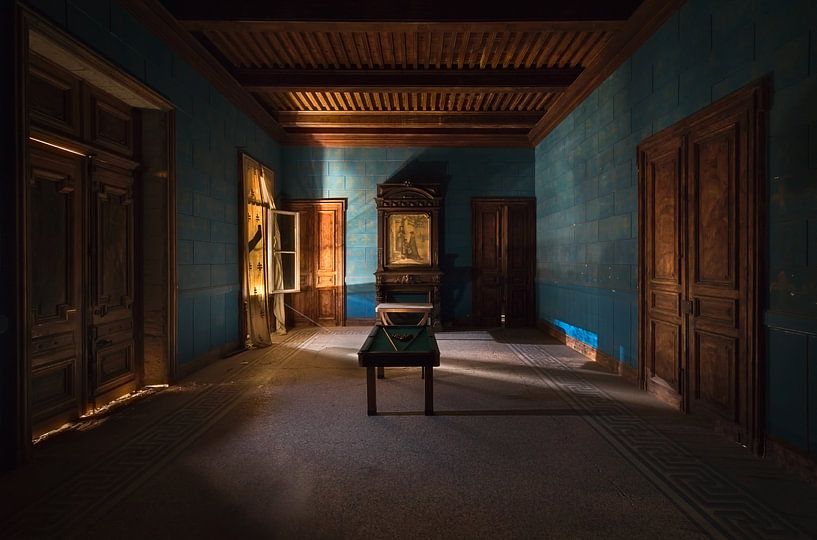 Abandoned Room in a Castle. by Roman Robroek - Photos of Abandoned Buildings