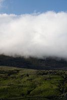 Les nuages s'emparent du paysage verdoyant